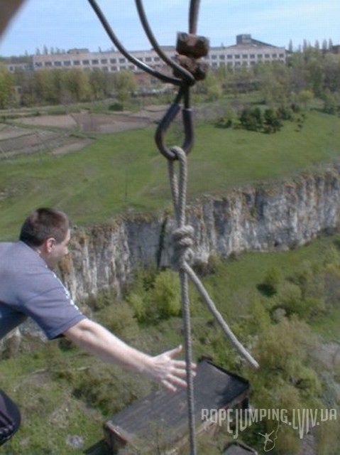 Олег Скоропад прыгает банджи-джампинг