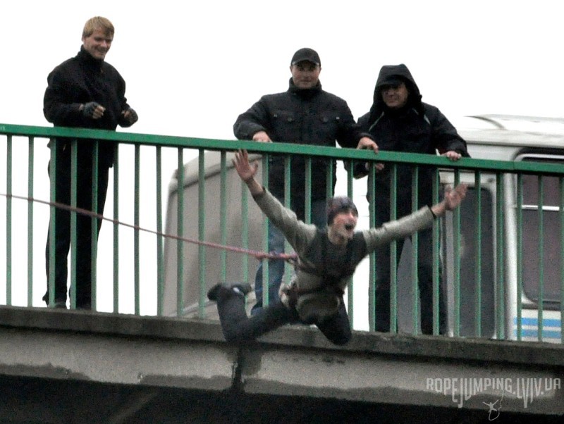 Астон в момент стрибка з моста