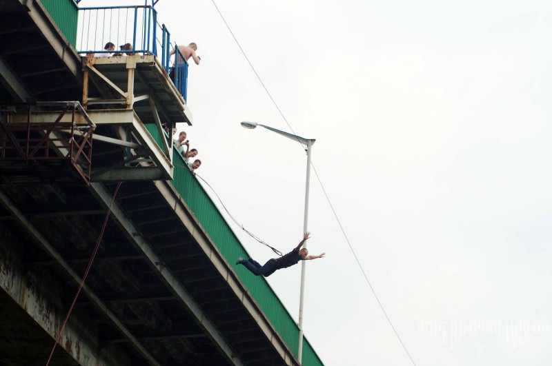 Полет на веревке с моста