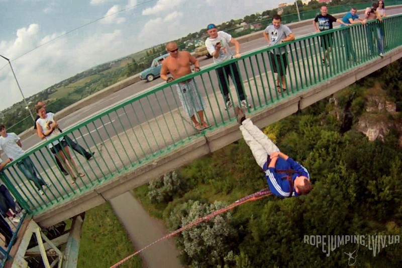 Илья прыгает с моста «Бегущая лань»