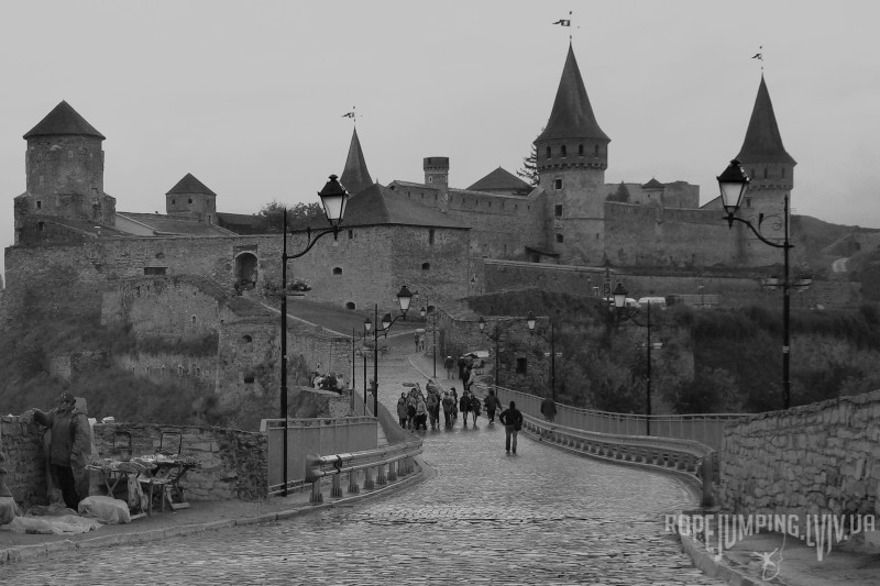 Замковий міст на фоні Кам’янець-Подільської фортеці