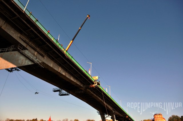 Автомобільний кран на мості «Лань, що біжить»