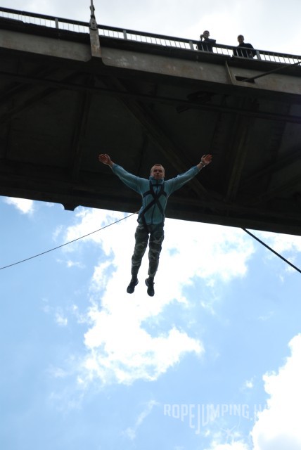 Роупджампінг — стрибки з пішохідного мосту в Житомирі